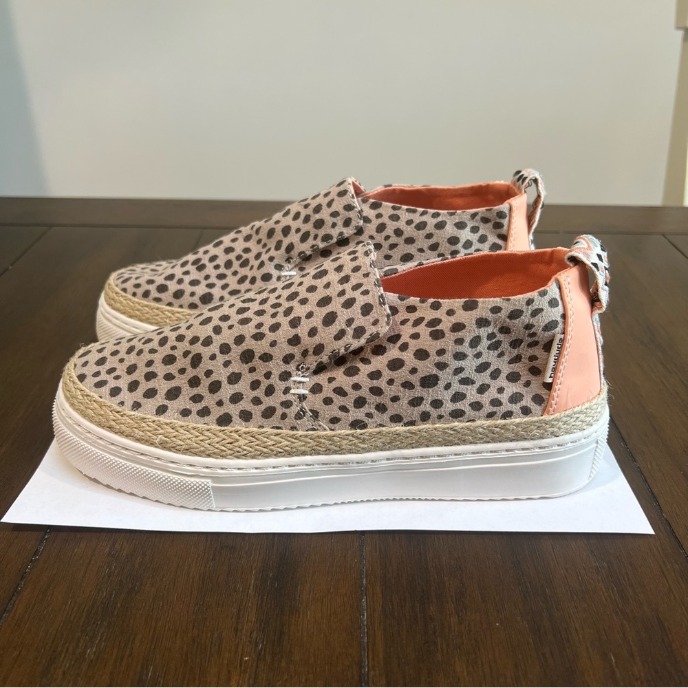 Hey Dude Peyton Women size 7
Cheetah Print slip-on Canvas Shoes
Brown & Peach